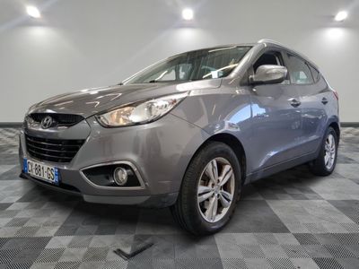 la photo d'une voiture argentée garée sur un sol en damier