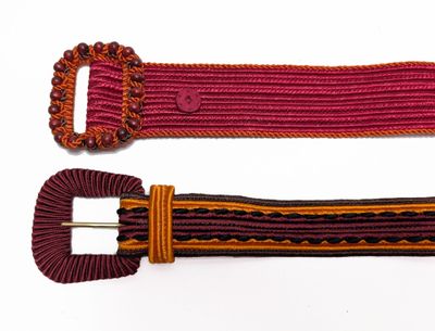 une paire de ceintures rouges et orange avec une boucle en métal