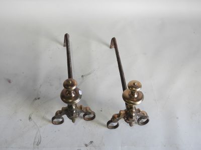 paire de chandeliers anciens en laiton sur fond blanc