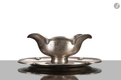 une assiette en argent ancien posée sur une soucoupe, le tout reposant sur une surface réfléchissante