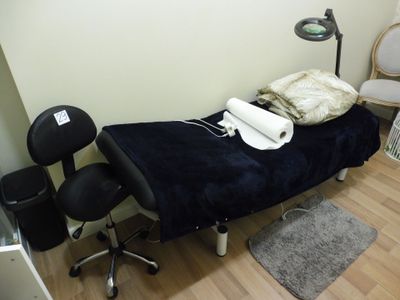 une photo d'une chambre avec un lit, une chaise et un bureau