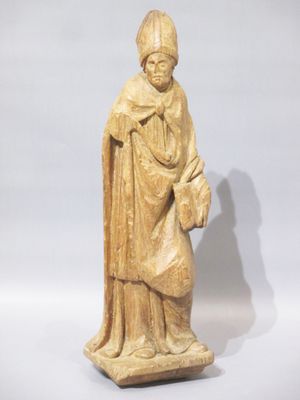 une image représentant la statue d'un homme portant un chapeau et une robe