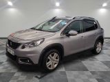 la voiture grise est garée dans le garage sur un sol en damier