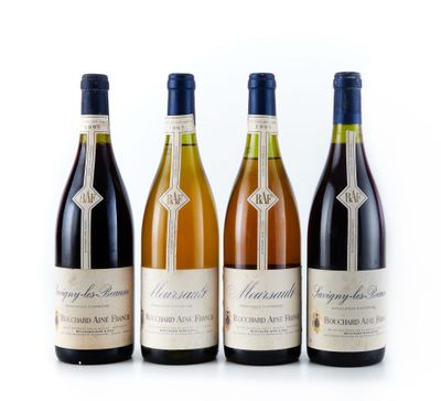 trois bouteilles de vin posées les unes à côté des autres sur une surface blanche