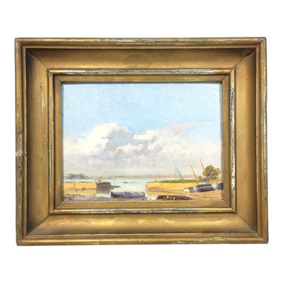 une peinture à l'huile représentant des bateaux sur la plage, dans un cadre doré