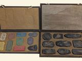 une boîte ouverte contenant divers minéraux et autres objets