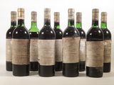 six bouteilles de vin sont alignées sur une table