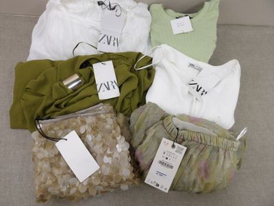 beaucoup de vêtements qui traînent sur un canapé