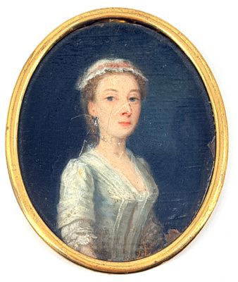 portrait d'une femme vêtue d'une robe blanche et d'un chapeau blanc