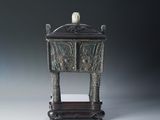 une ancienne boîte à encens en bronze, ornée de sculptures sur le couvercle