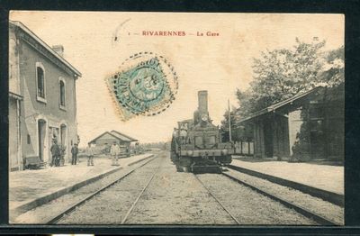 une vieille photo d'un train qui arrive sur les rails