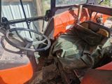 un tracteur qui est à l'arrêt dans la terre
