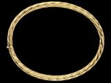 un bracelet en or avec un fil torsadé sur fond noir