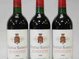 trois bouteilles de vin rouge posées côte à côte sur une table