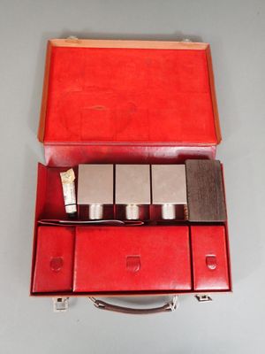 une mallette rouge contenant un ensemble d'outils