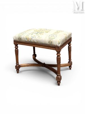 une photo d'un banc en bois dont l'assise est recouverte d'un tissu à motifs floraux