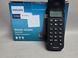 un téléphone posé à côté d'une boîte