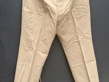 un gros plan sur un pantalon suspendu à une corde à linge