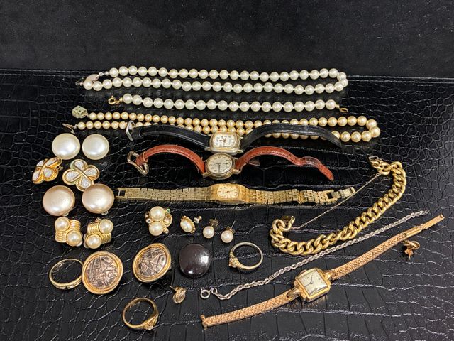 Bijoux fantaisies : quatre montres bracelets de femme fantaisies,