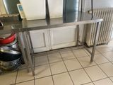 une table en acier inoxydable au milieu d'une cuisine