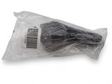 un sac en plastique contenant une brosse à cheveux, posé sur une surface blanche