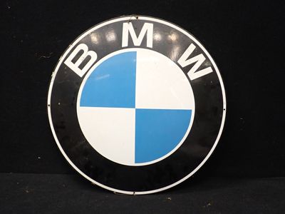 un gros plan sur un emblème BMW sur fond noir