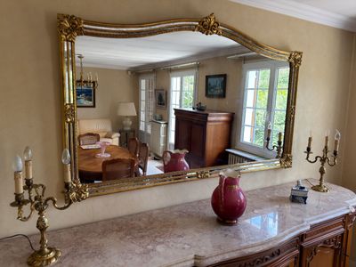 a table with a vase on it and a mirror on the wall