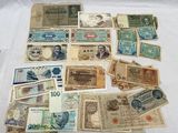 il y a toutes sortes de billets sur la table