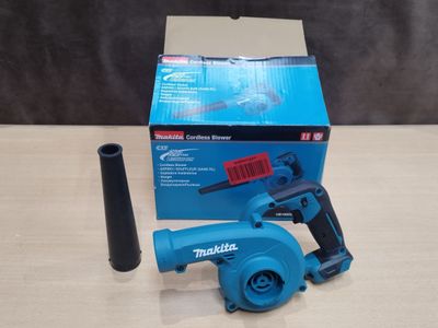 un gros plan sur une boîte à outils posée sur une table