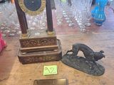 une table sur laquelle se trouvent une horloge et de nombreux verres