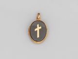 un pendentif en forme de croix en or avec un onyx noir