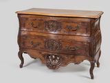 une vieille commode en bois avec des sculptures ornementales sur les tiroirs
