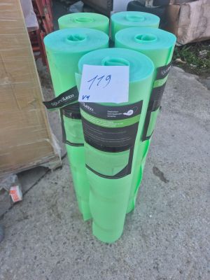 de nombreux rouleaux de plastique vert et noir par terre
