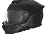 On voit un casque de motard sur fond blanc.
