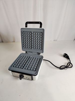 un gaufrier posé sur une table