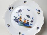 une assiette blanche ornée d'un motif bleu et jaune