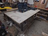 une image d'un établi dans un garage avec des outils