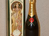 des bouteilles de champagne et une boîte posées sur une table, avec un mur en arrière-plan