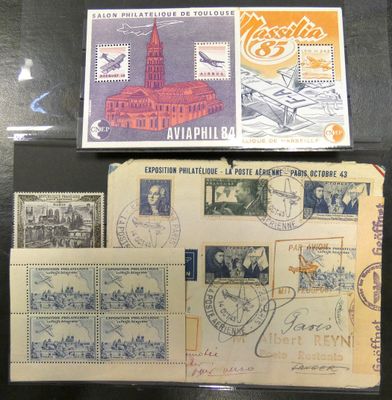 Plusieurs timbres et enveloppes sont exposés sur une table