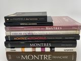 plusieurs livres sont empilés sur une table