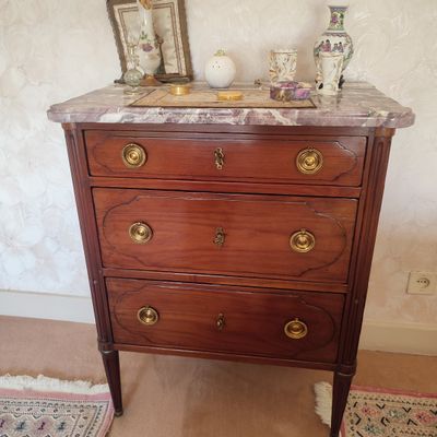 une commode en marbre dans le coin d'une pièce