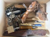 une boîte en bois remplie de différents types d'outils