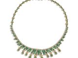 un collier en émeraudes et diamants, signé Van Cleef