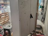une photo d'une armoire métallique dans un entrepôt