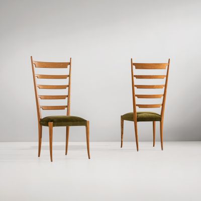deux chaises en bois aux assises rembourrées de vert, adossées à un mur blanc