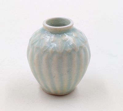 CHINE - Dynastie Song (960-1279) Vase miniature à décor grav…