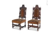 paire de chaises en noyer sculpté avec assises rembourrées de cuir