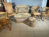 plusieurs chaises en osier et une table dans une pièce au sol carrelé