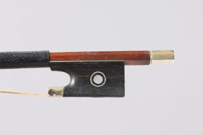 gros plan d'un archet de violon auquel est attachée une corde