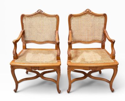 paire de fauteuils à dossier canné de style louis xvi